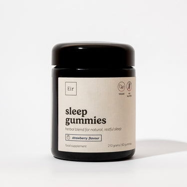 Czarny słoik z wegańskimi żelkami na sen marki Eir Health w smaku truskawkowym. Na etykiecie widoczne logo Eir oraz oznaczenia produktu wegańskiego i bezglutenowego. Pojemność 210 gramów, zawiera 60 żelek.