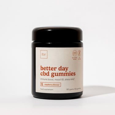 Czarny słoik żelków CBD Better Day firmy Eir Health z białą etykietą na białym tle. Żelki o smaku malinowym, bez dodatku cukru i glutenu, zawierają 180 gramów produktu.